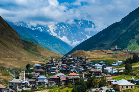 与大规模的洛矶山脉村庄 Ushguli 景观