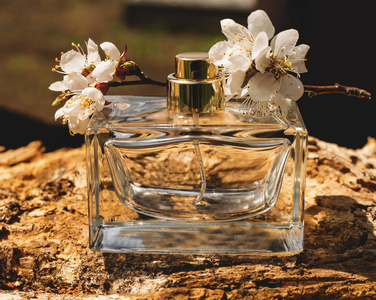 香水瓶与木制背景上的花朵