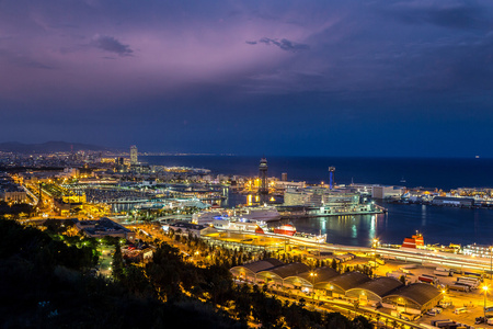 巴塞罗那和港口的夜景图片