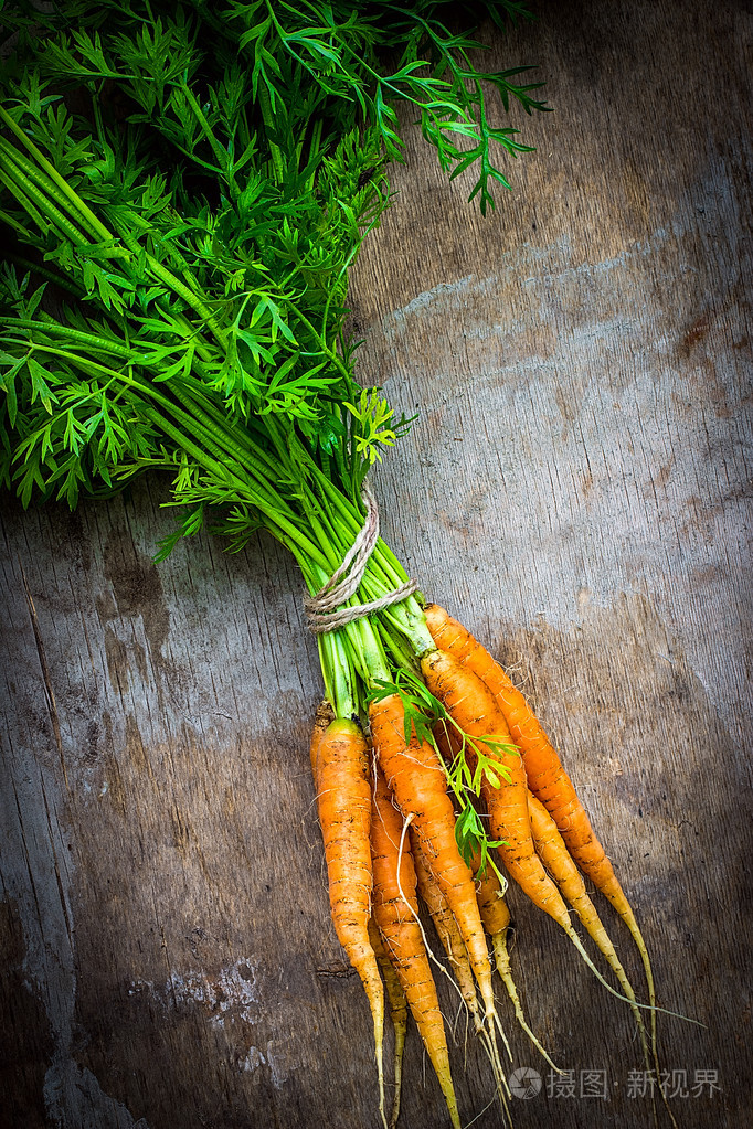 在桌子上的胡萝卜.乡村背景
