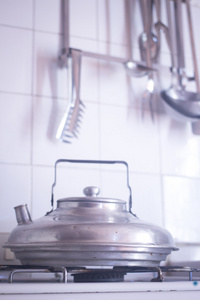 厨房用具和煤气炉上的水壶