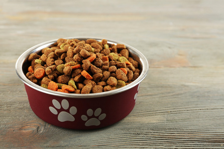 爱心形状的狗粮狗食碗里照片