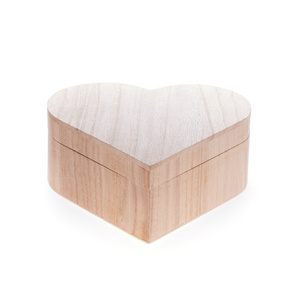 心木盒子的爱孤独的白色背景