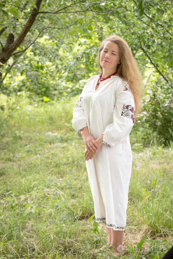 年轻女孩乌克兰民族服装赤脚站在