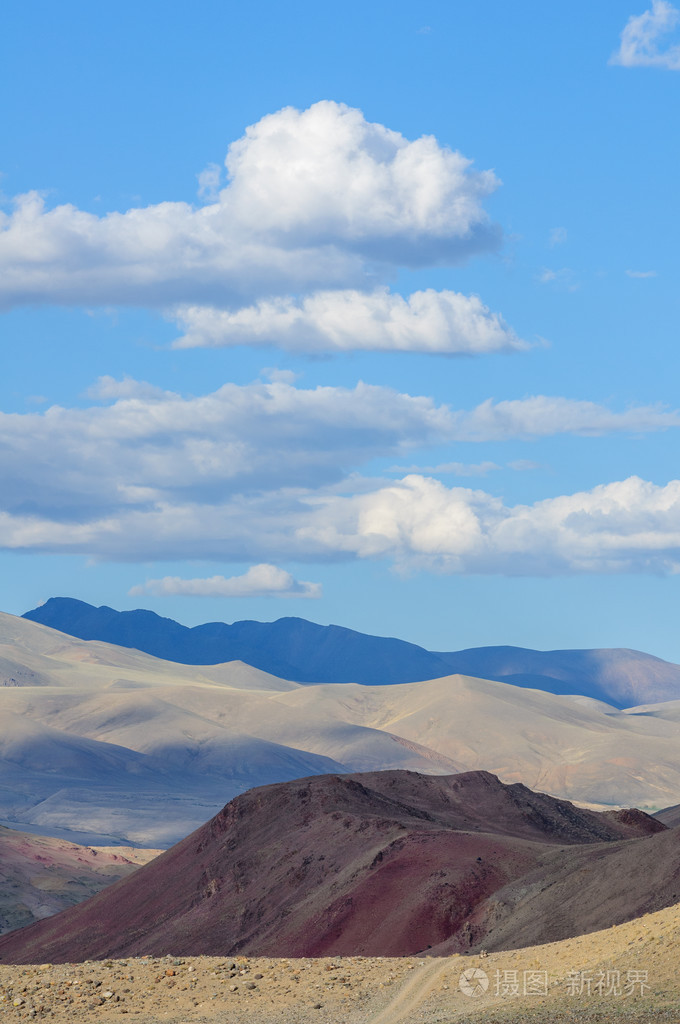 炎热的夏日风景在阿尔泰山