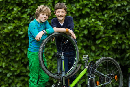 修理自行车的两个男孩