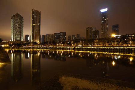 河流与城市现代建筑背景的夜晚