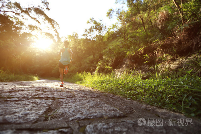 跑步运动员在森林步道上运行