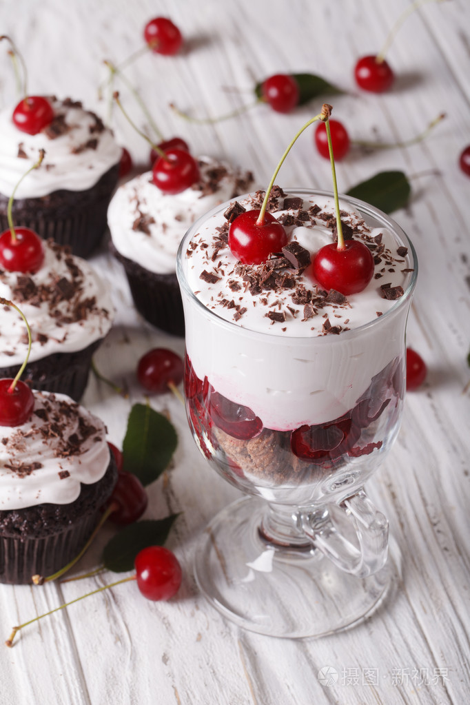 甜点樱桃黑森林和纸杯蛋糕特写垂直