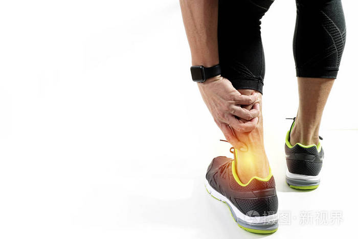 跑步运动员举行踝关节疼痛与断扭曲联合