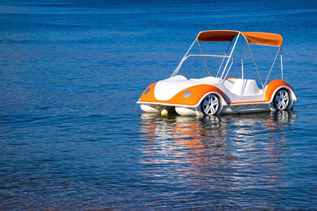 作为自然色的车船双体船出租车船在码头的建筑群,克罗地亚渡船,河流