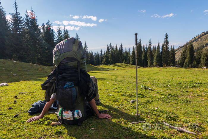 徒步旅行者在长途跋涉后休息