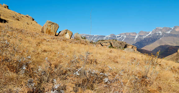 在南非谷荒凉脏路岩树和天空的模糊