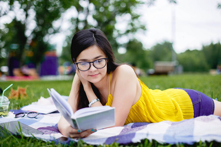 一个女孩在公园里读书的肖像