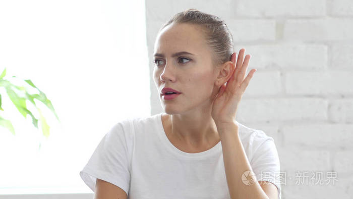 女人仔细听着手放在耳朵肖像