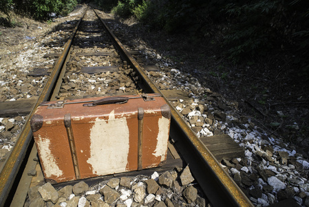 铁路道路上的老式手提箱
