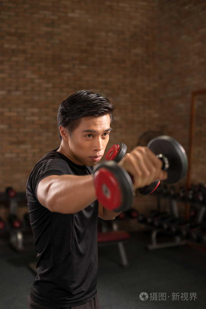 男人做负重练习