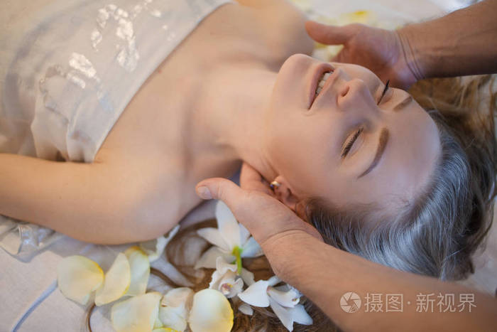 颈部按摩在spa沙龙有按摩的女人身体护理