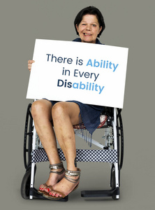 坐在轮椅上的残疾的女