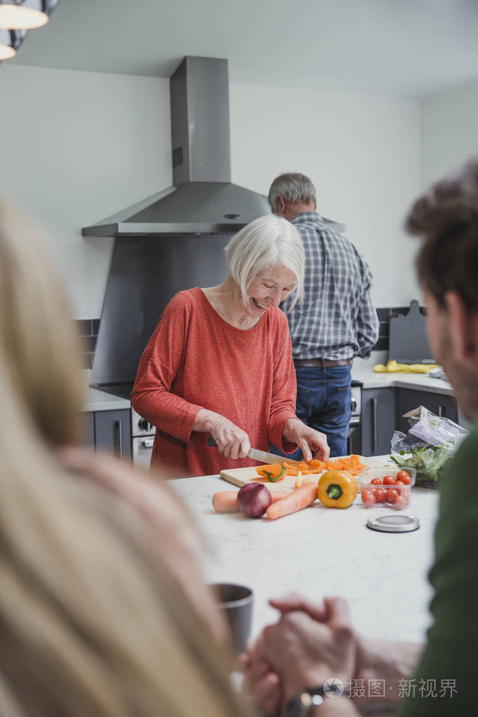 家庭在一起烹饪一顿饭