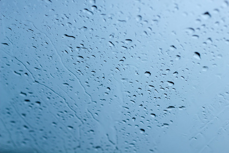 雨滴在窗户上或水滴在玻璃背景上