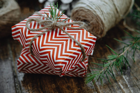圣诞礼品盒，包装，麻绳，云杉分支上木
