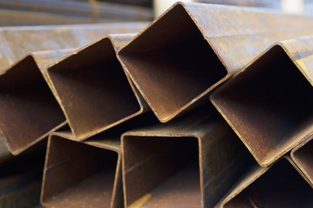 金属型材管的矩形截面的金属产品在仓库包照片