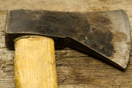 旧的老式斧子在木制的背景下，特写