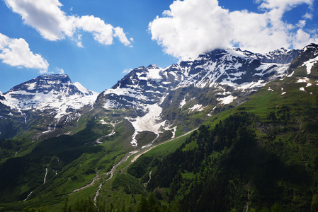 皑皑的山峰