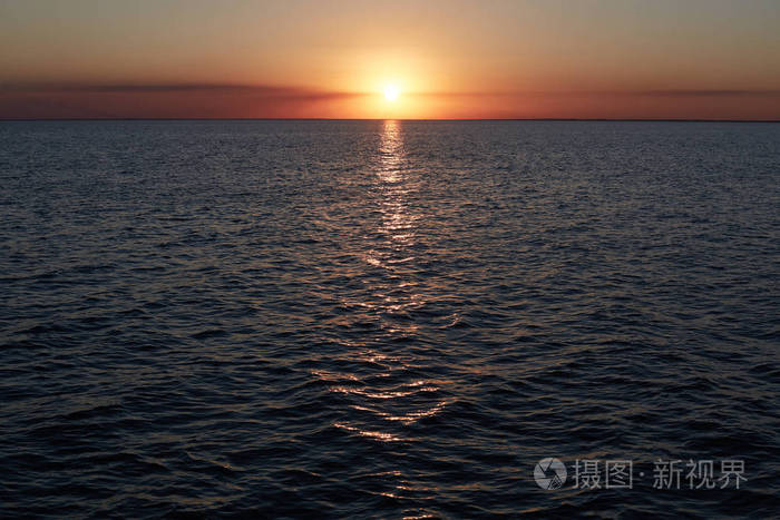 美丽的全景日落在海上 五颜六色的明亮的日落与回想起来在水中 抽象的日落天空 风景秀丽的海景在晚上 夏季海 自然背景 海滩海浪照片 正版商用图片0d4r4n 摄图新视界 美丽的全景日落在海上 五颜六色的明亮的日落与回想起来在水中 抽象的日落天空 风景秀丽的海景在晚上 夏季海 自然背景 海滩海浪照片 正版商用图片0d4r4n 摄图新视界