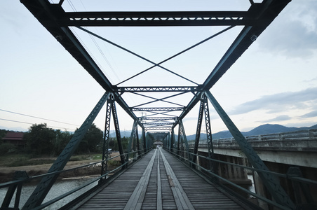 古色古香的二战纪念桥图片