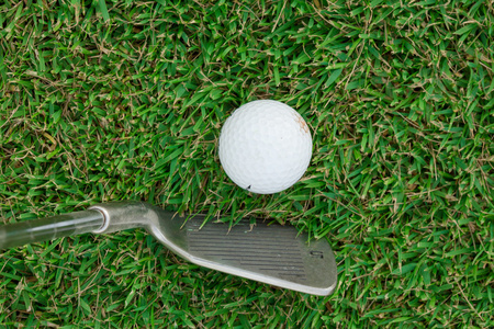 高尔夫球和高尔夫俱乐部在草地上