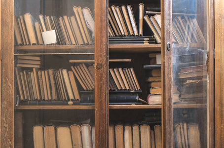 旧书放在老式的图书馆照片