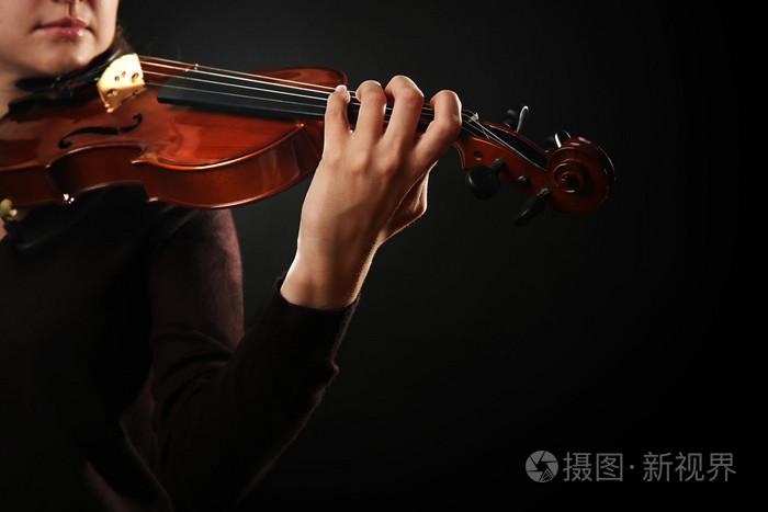 小提琴手演奏小提琴