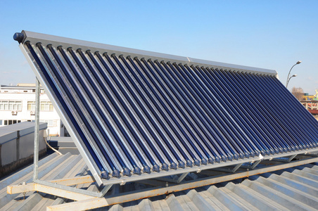 绿色能源的的太阳能热水器。能源效率
