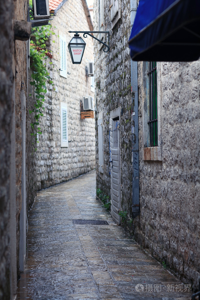 铺成的街道石墙