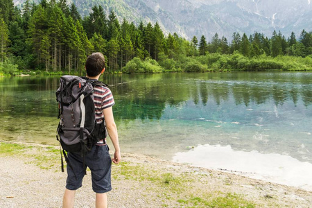 徒步旅游和 Almsee 在奥地利阿尔卑斯山附近的湖