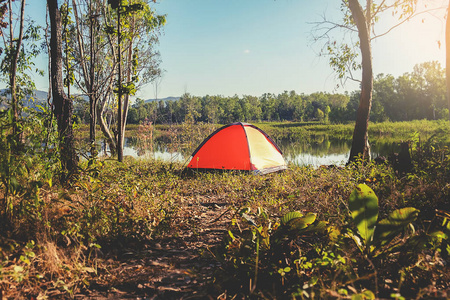 湖的附近山区的营地。早晨的景象与旅游帐篷绿色森林附近的湖里。户外 Lifestyle.selective 焦点