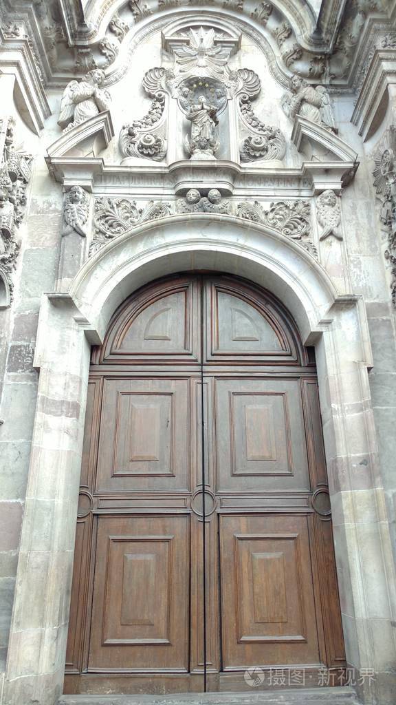 对加尔德耶稣教堂的大门