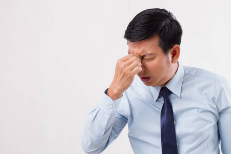 生病, 压力大, 过度劳累男人与窦性头痛,模糊请访问照片