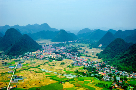 对 Bac 的儿子山，谅山，越南稻田