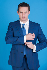 男人的优雅正式的西装和领带固定袖扣