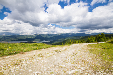 洛特鲁山山区道路