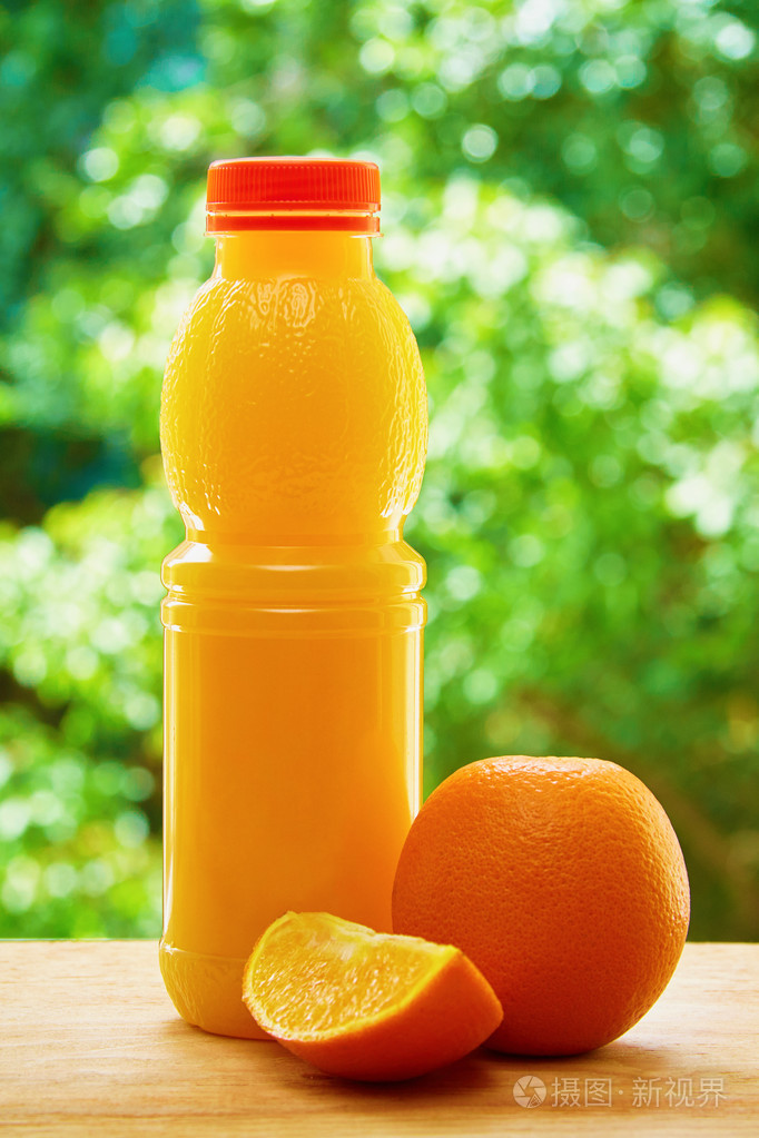 桌子上有橘子和果汁
