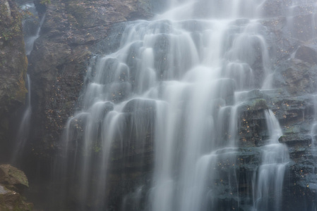 瀑布岩湖