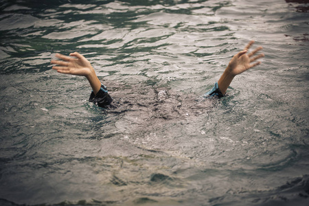 溺水的人举手求助池中图片
