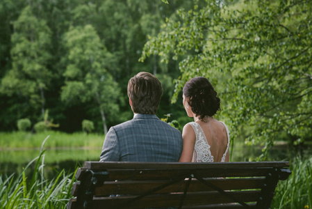 萨克斯管湖公园的长椅上图片