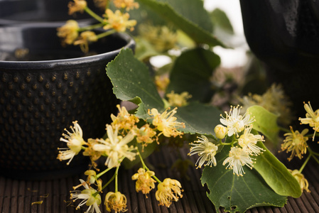 茶壶和林登茶与花杯