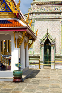 在曼谷的寺庙的路面金寺