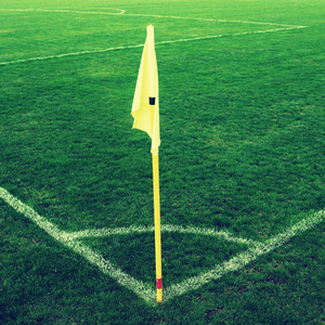 在自然的足球运动场，得懒洋洋的风，吹角的黄色旗帜